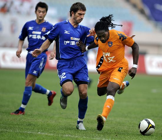 男子下棋时吸烟不慎引燃衣物