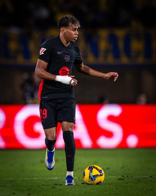 B费近4年多首次半场被换下，曼联生涯第三次（B费四年多来首次半场遭换下，曼联生涯仅第三次）