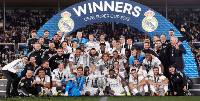 这大坏蛋！海港队庆祝夺冠时，蒋光太扒掉了古斯塔沃的裤子